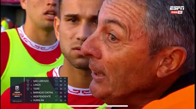 El ex técnico de la U se le fue encima al árbitro tras la eliminación de Huracán.