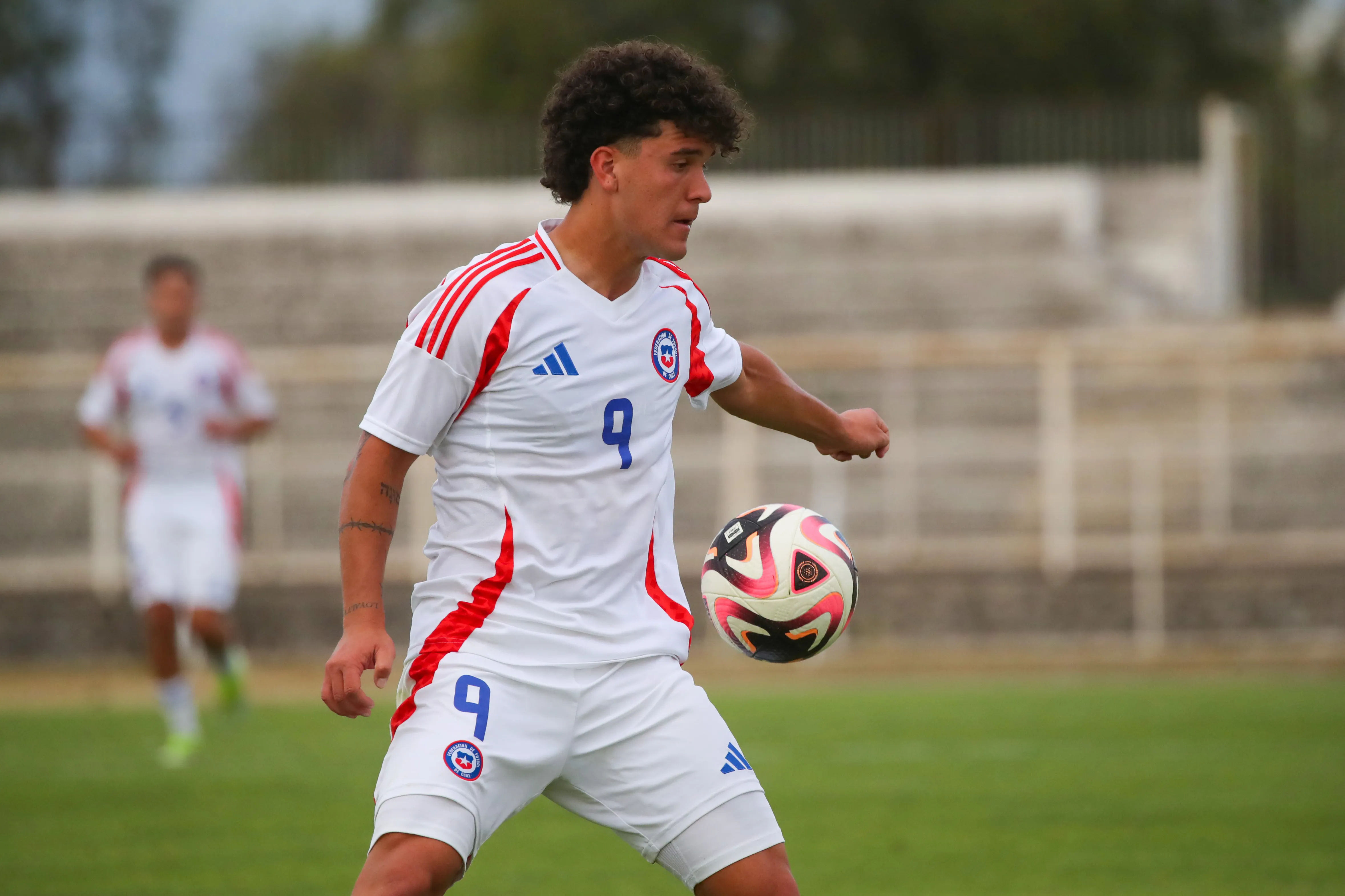 Favian Loyola en acción por la selección chilena ante Noruega en un amistoso internacional. (Jonnathan Oyarzun/Photosport).