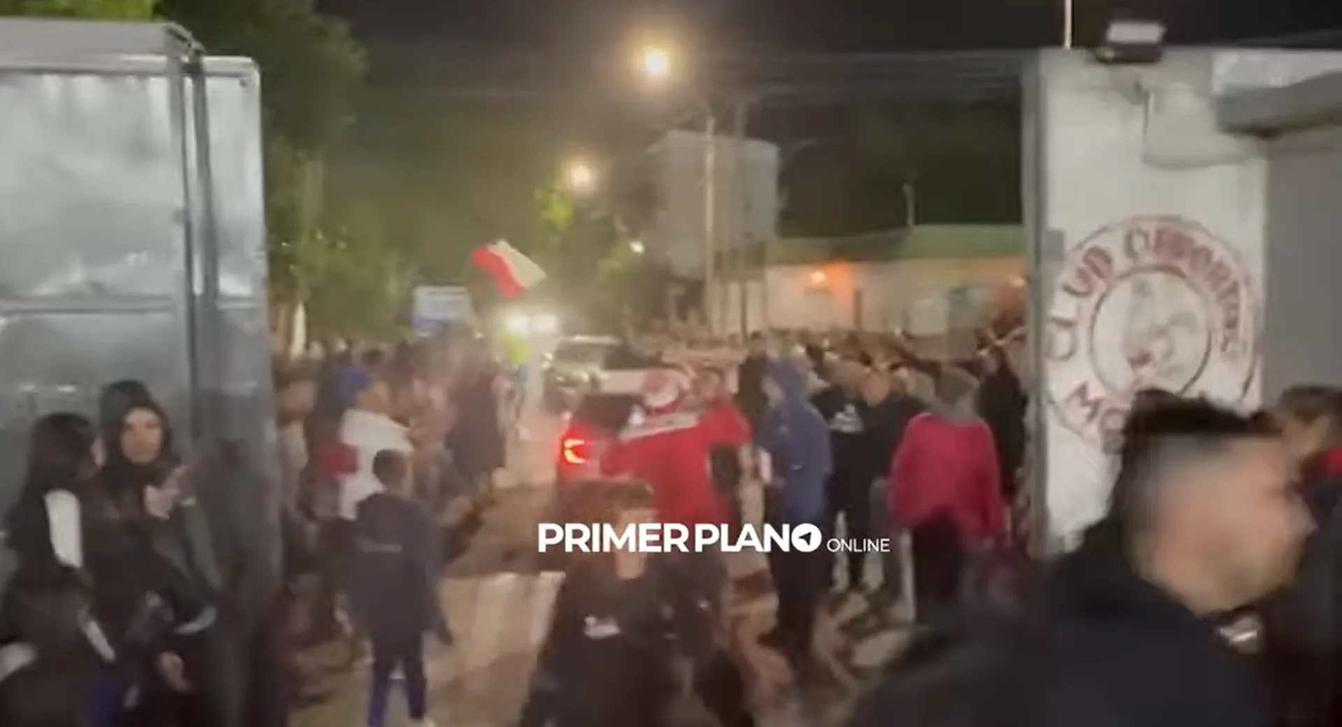 El público de Deportivo Morón recibió con mucho fervor a su plantel. (Captura Primer Plano).