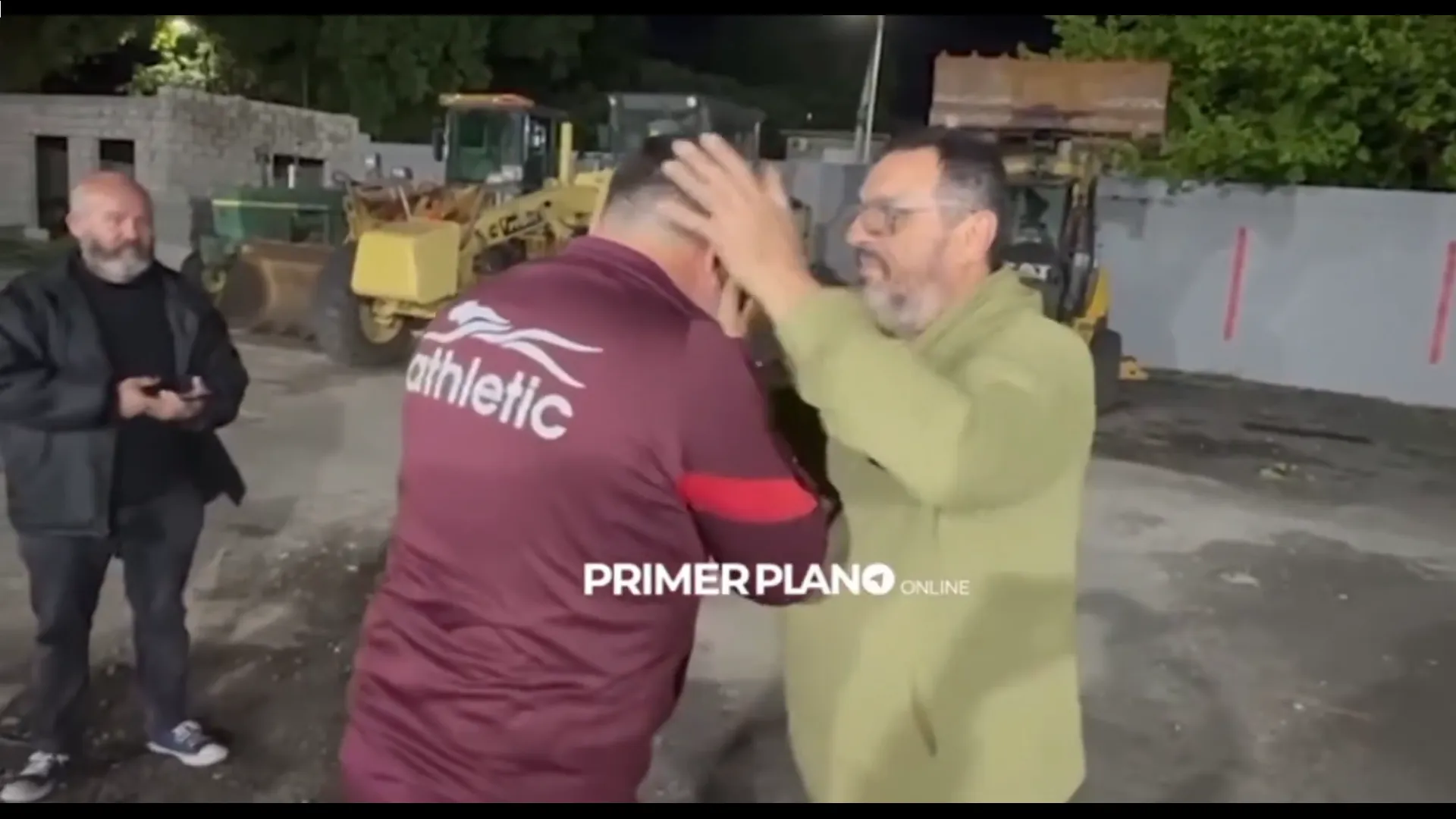 El triste abrazo de Walter Otta, DT de Deportivo Morón. (Captura Primer Plano Online).