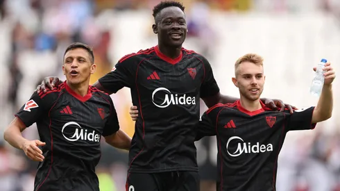 Alexis Sánchez, Akor Adams y Gerard Fernández celebran en el Sevilla.