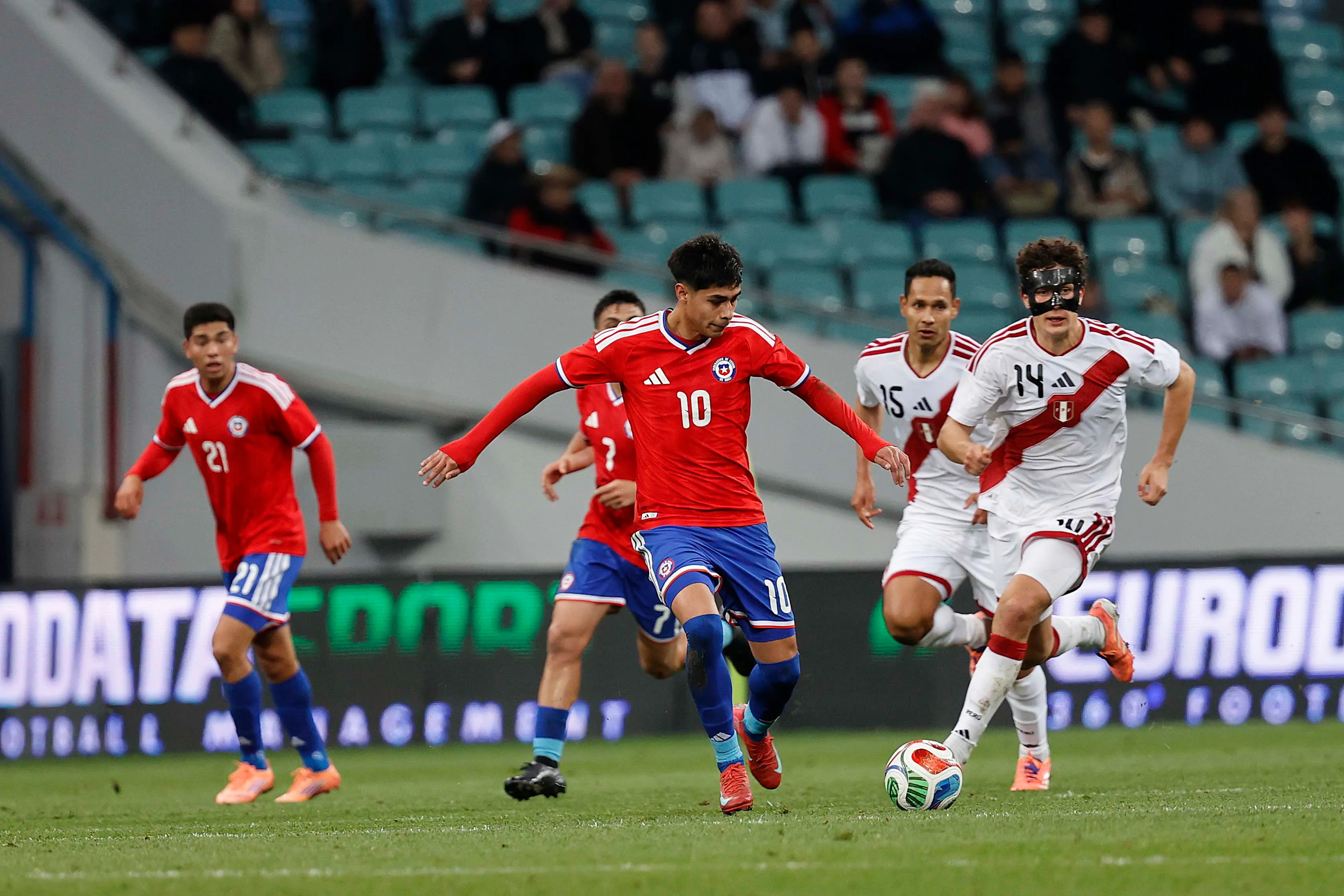 Darío Osorio infló el pecho ante Perú. Foto: Carlos Parra – Comunicaciones FFCh