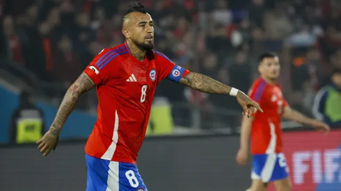 Arturo Vidal celebró los goles de la Roja a la distancia.