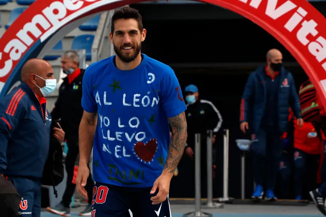 La salida de Joaquín Larrivey tras ser goleador en la U sigue penando en los azules. Foto: Andrés Pina/Photosport