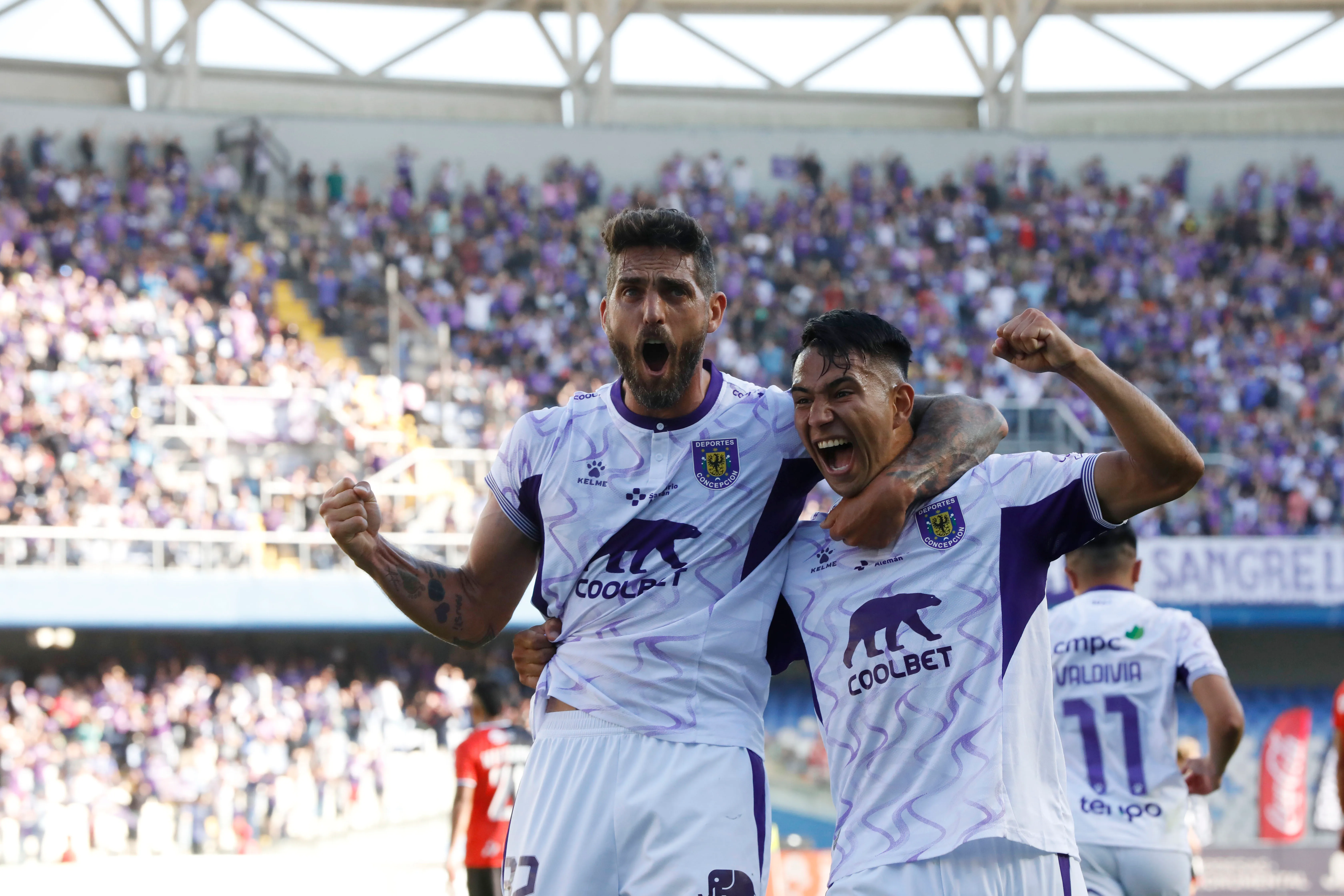 Joaquín Larrivey fue el alma de la fiesta en Concepción. Foto: Marco Vazquez/Photosport.