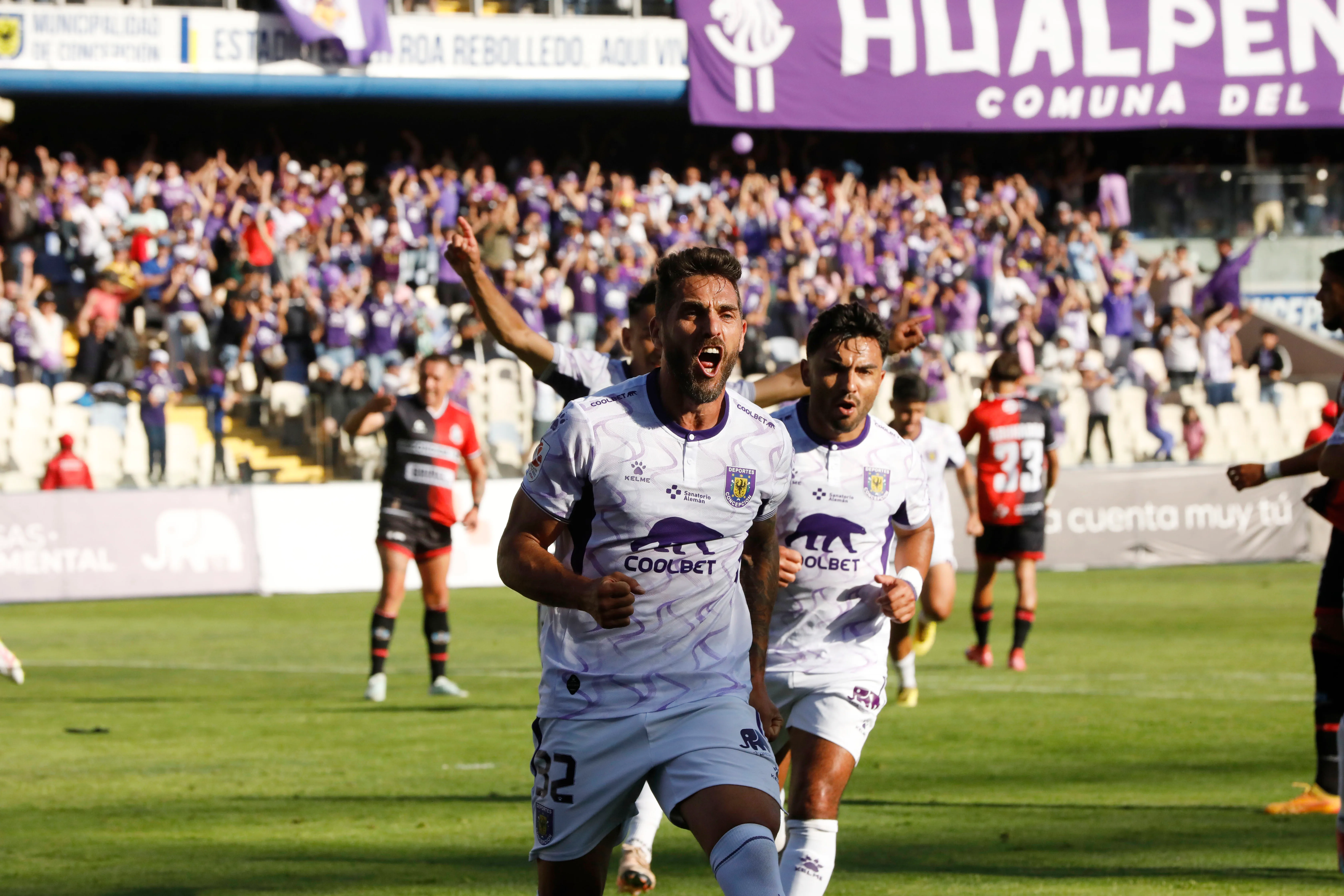 Joaquín Larrivey celebró así ante Deportes Antofagasta. (Photosport).