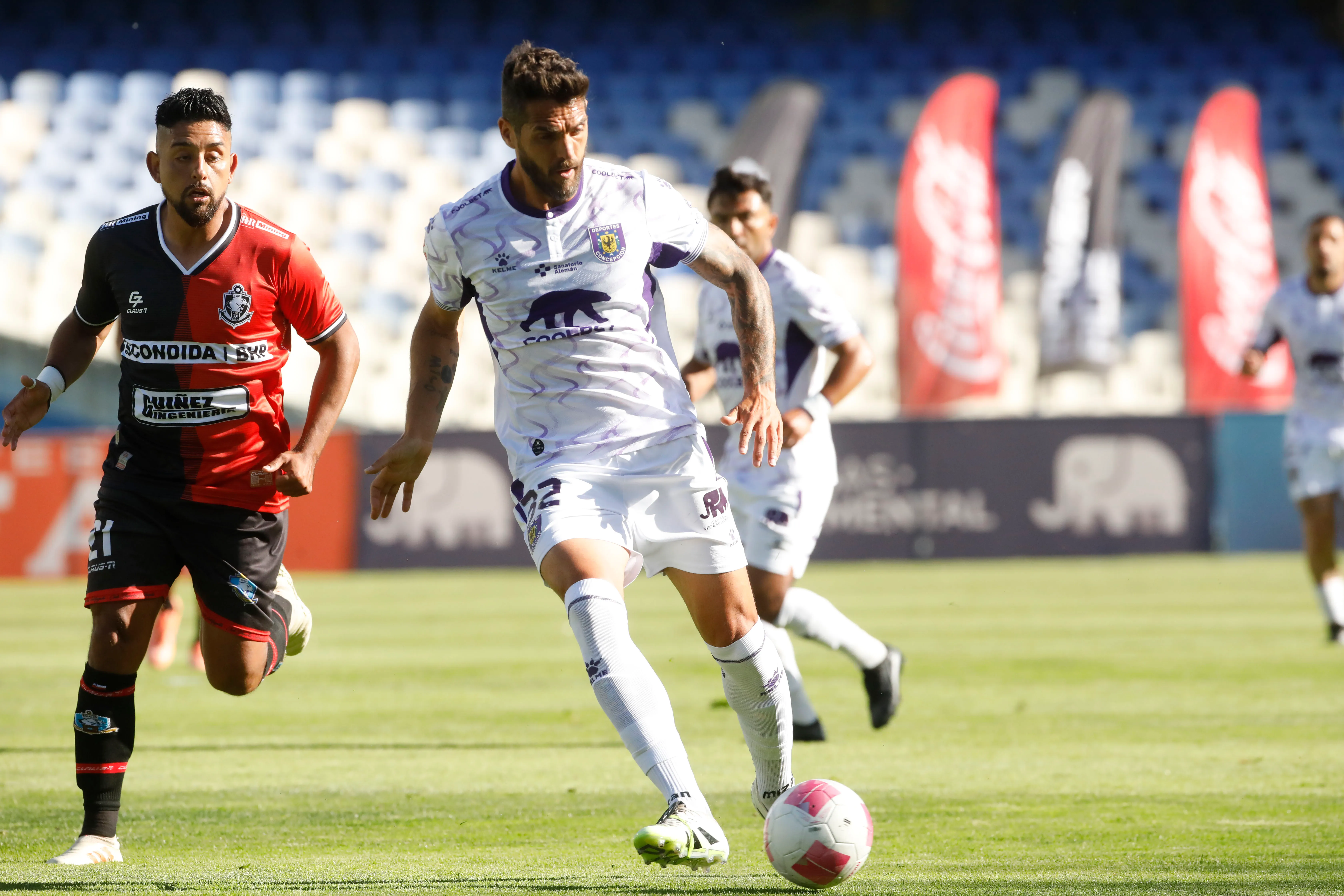 Fabián Manzano mira a Joaquín Larrivey en el triunfo del Conce ante el CDA. (Photosport).