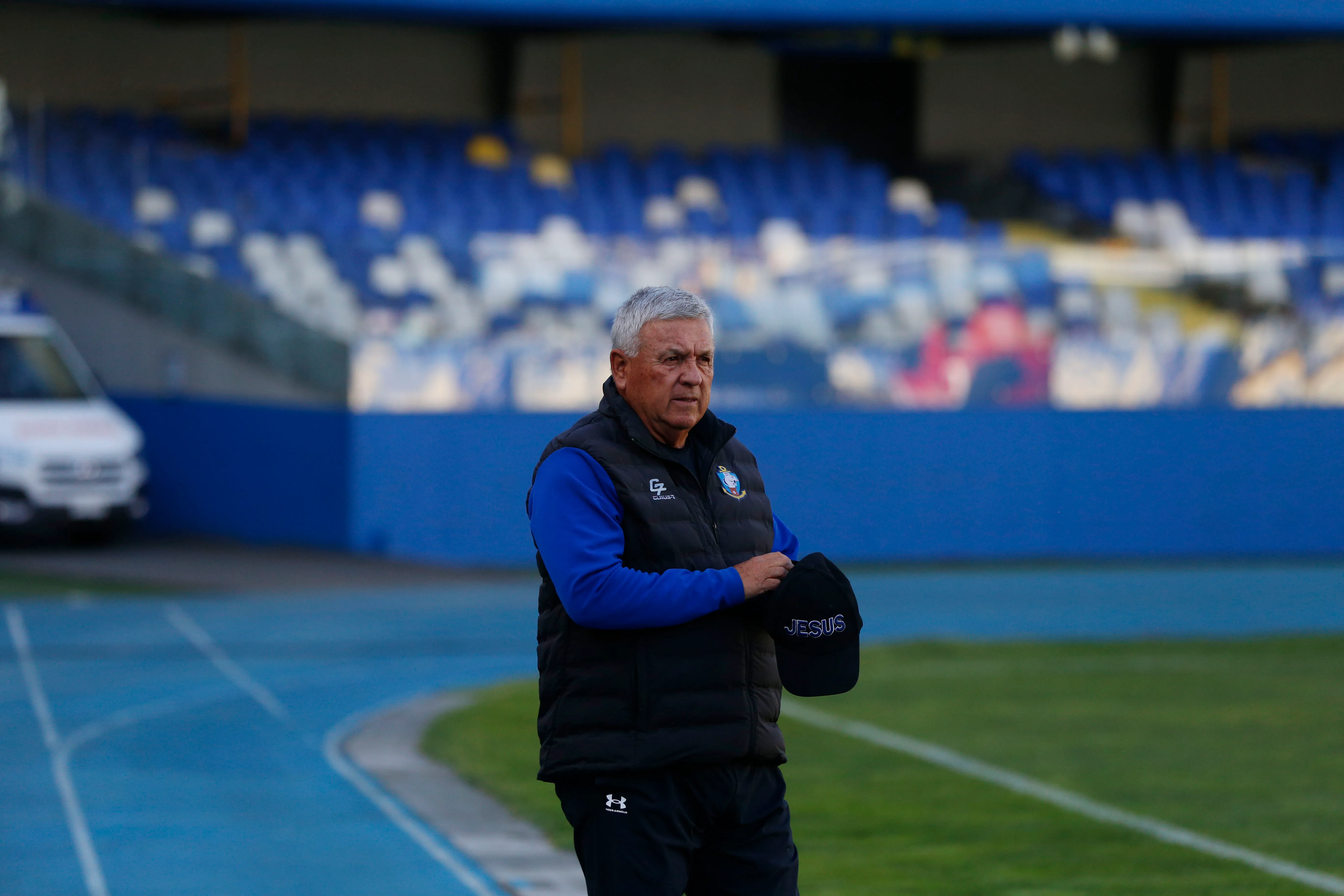 Luis Marcoleta en el Ester Roa Rebolledo durante los cuartos de final de ida ante Deportes Concepción. (Marco Vazquez/Photosport).