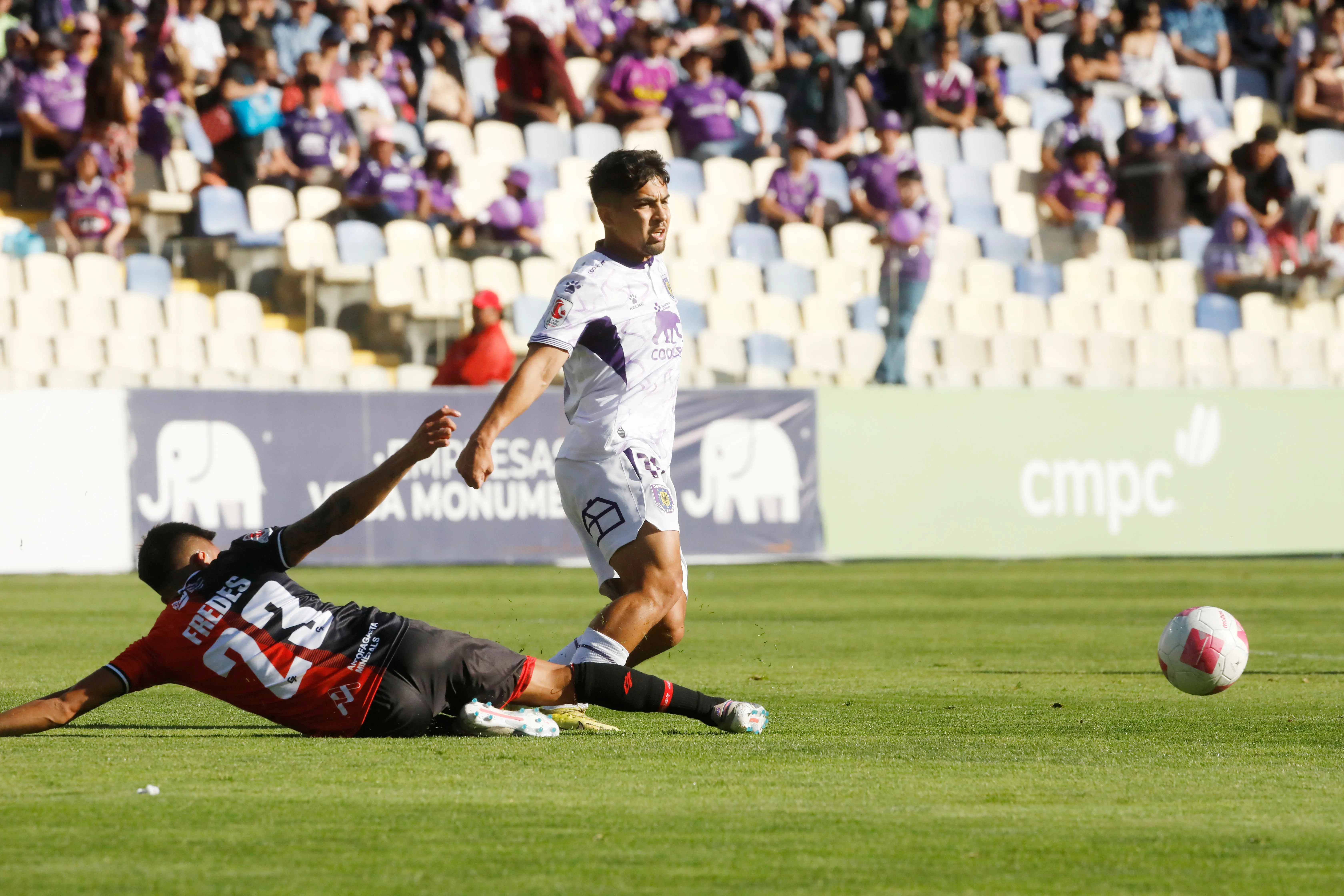 Matías Fredes marca a Ángel Gillard. (Marco Vazquez | Photosport).