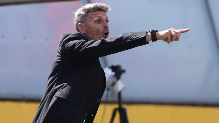 Fernando Ortiz dirigiendo a Colo Colo.