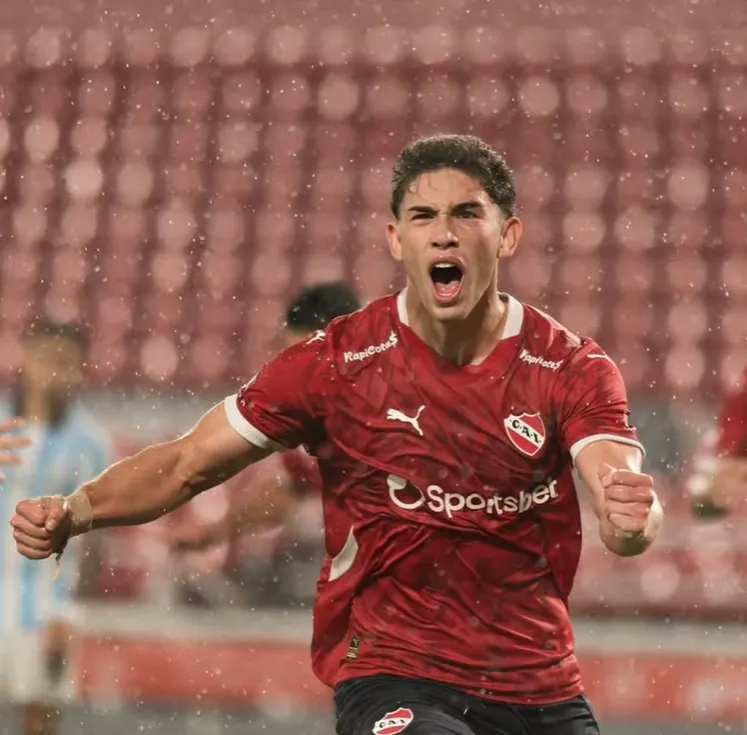 Simón Pinto celebra uno de sus goles ante Racing de Avellaneda. (Captura Instagram).