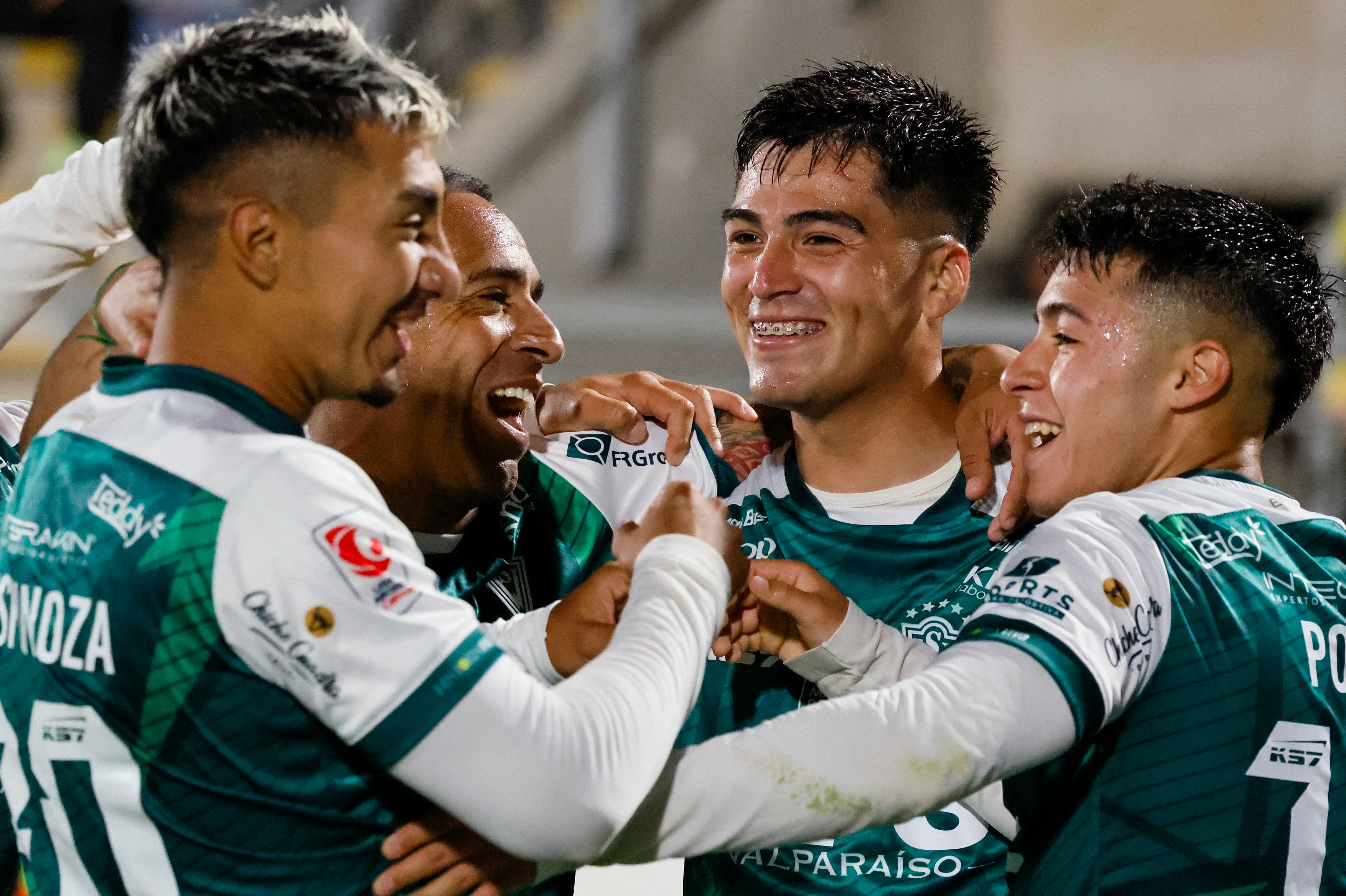 Ethan Espinoza celebra junto a Jorge Luna el gol de Camilo Astroza, que a los minutos se vio que era autogol de Gerardo Navarrete. (Andres Pina/Photosport).
