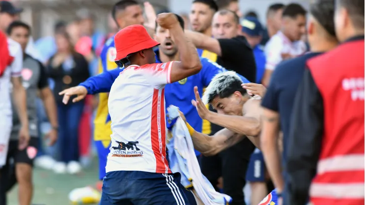 Un hincha ingresó para agredir a los jugadores de la U de Conce.