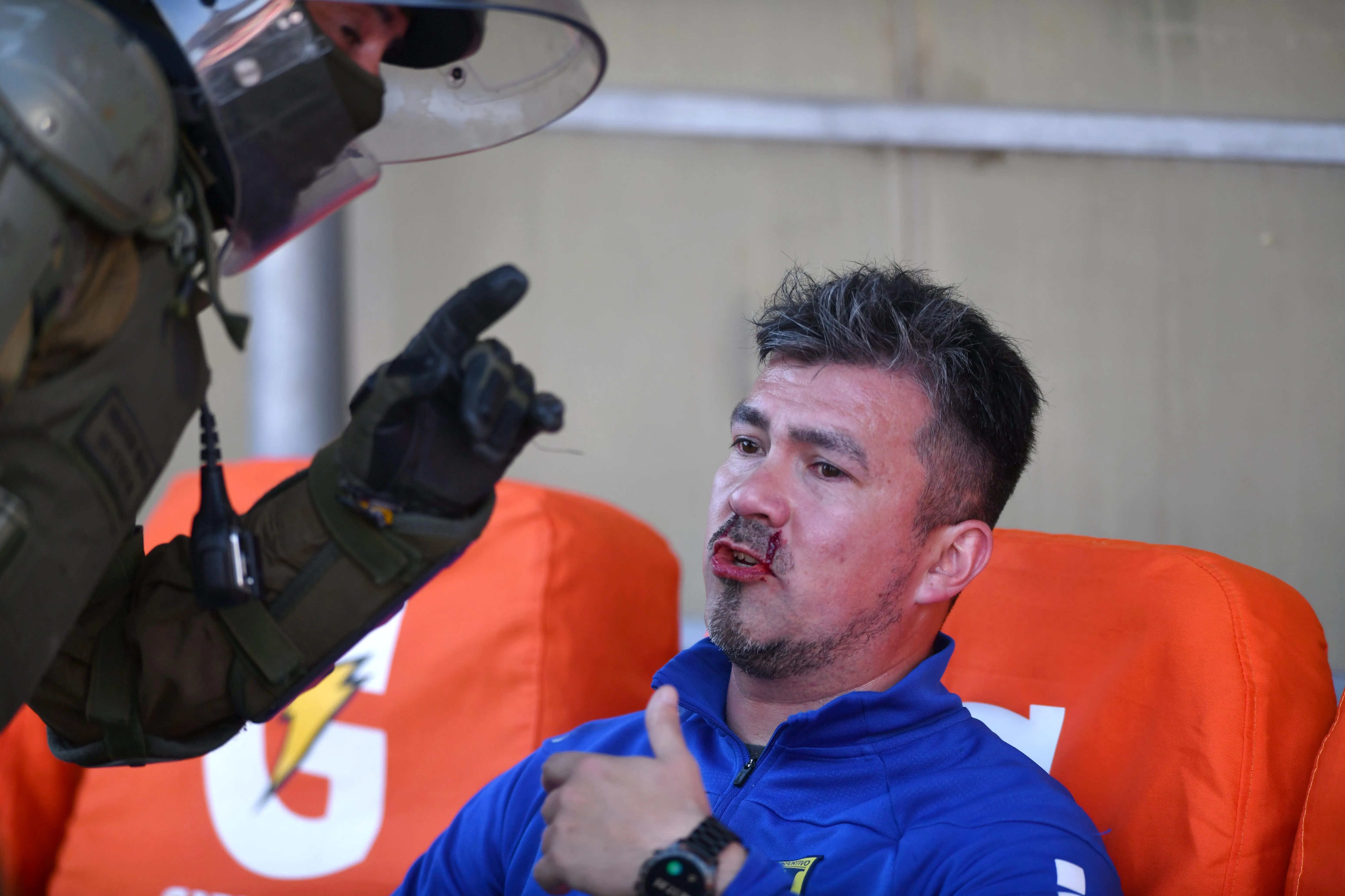 Así terminó un miembro del staff de Universidad de Concepción. Foto: Alejandro Pizarro Ubilla/Photosport