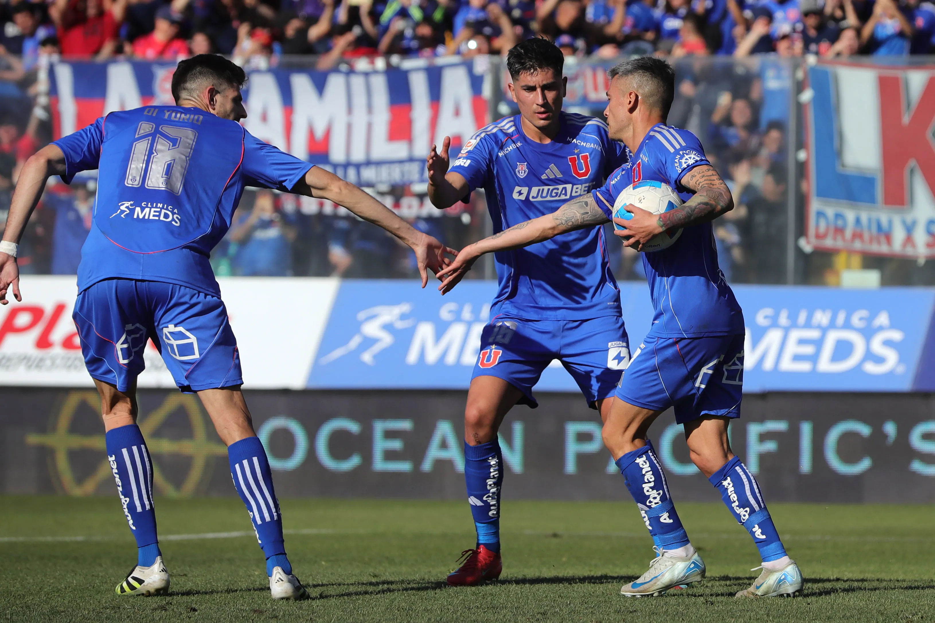 Los azules tuvieron que luchar con el poco plantel. Foto: Felipe Zanca/Photosport
