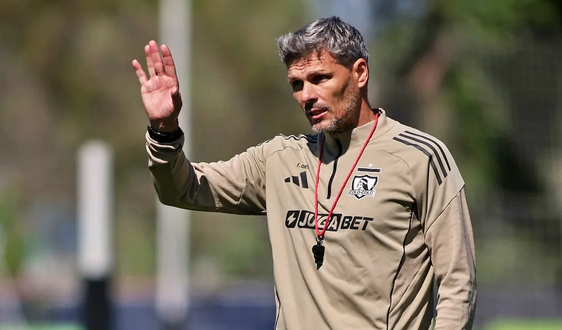 Fernando Ortiz tendría bien avanzada su continuidad en el Cacique pensando en el 2026. | Foto: Colo Colo.