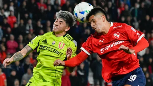 Sebastián Valdez lucha un balón con Maximiliano Guerrero en la revancha ante U de Chile. Sí, el partido cancelado en Avellaneda.