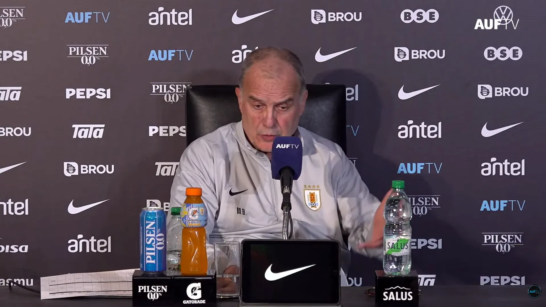 La conferencia de Bielsa: no renuncia en Uruguay.