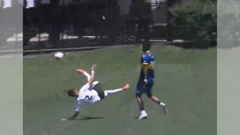 El joven jugador albo sorprendió con una increíble acrobacia en el duelo por el certamen Sub 20.