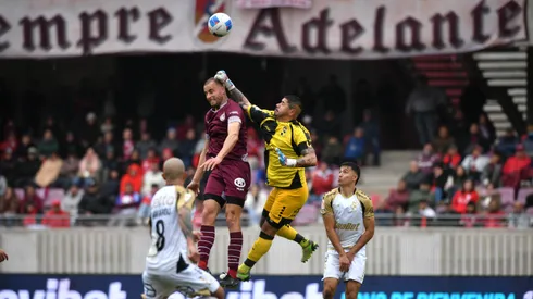 Futbol, Deportes La Serena vs Coquimbo Unido. Fecha 13, Liga primera 2025. El jugador de Coquimbo Unido Diego Sanchez, centro, disputa el balon con Nicolas Ferreyra de Deportes La Serena durante el partido de primera division realizado en el estadio La Portada de La Serena, Chile. 31/05/2025 Alejandro Pizarro Ubilla/Photosport Football, Deportes La Serena vs Coquimbo Unido. Date 13, First League 2025. Coquimbo Unido’s player Diego Sanchez, center, disputes the ball with Nicolas Ferreyra from Deportes La Serena during the first division match held at the La Portada stadium in La Serena, Chile. 31/05/2025 Alejandro Pizarro Ubilla/Photosport