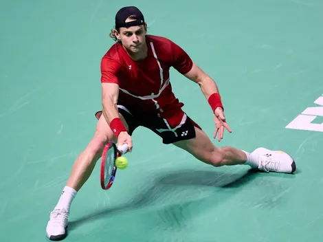 El golpeador de rivales Zizou Bergs cae de forma dramática en la Davis