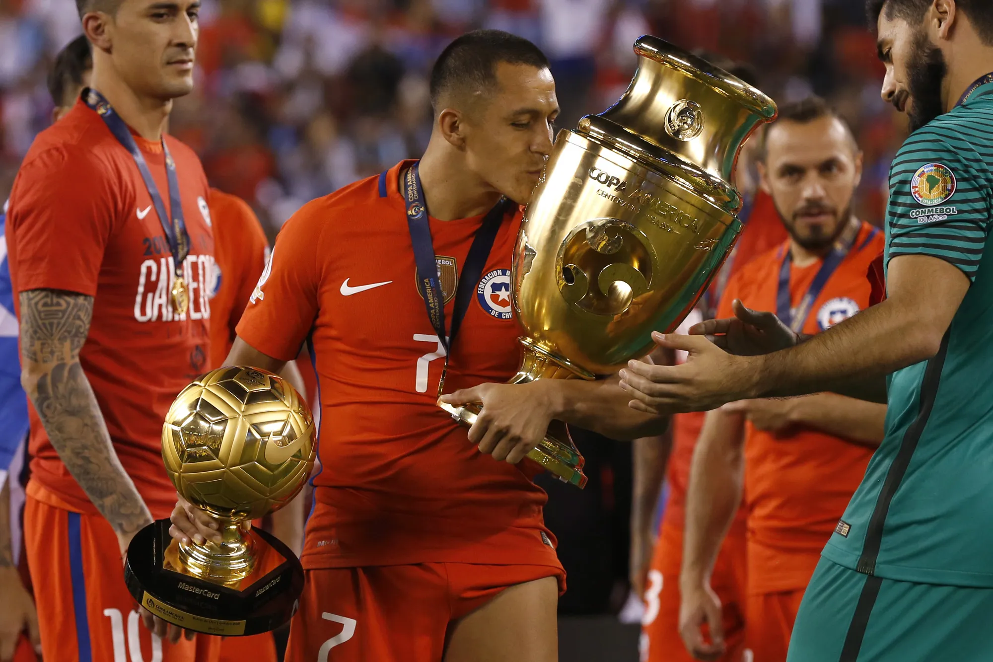Suazo se pone meta alta con La Roja: ganar la tercera.
