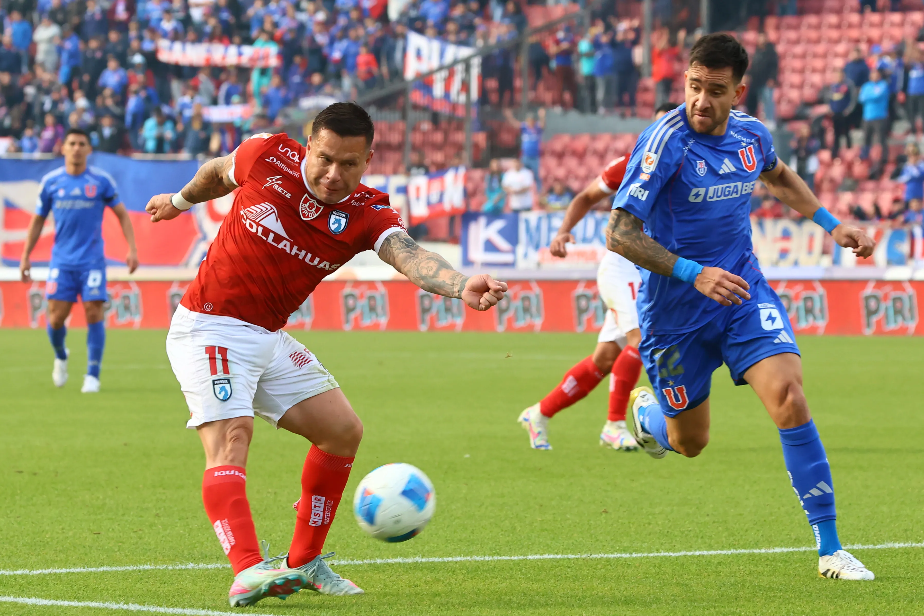 Álvaro Ramos ante Matías Zaldivia en la visita de Iquique a la U, que debe viajar al  norte en la última fecha. (Jonnathan Oyarzun/Photosport).
