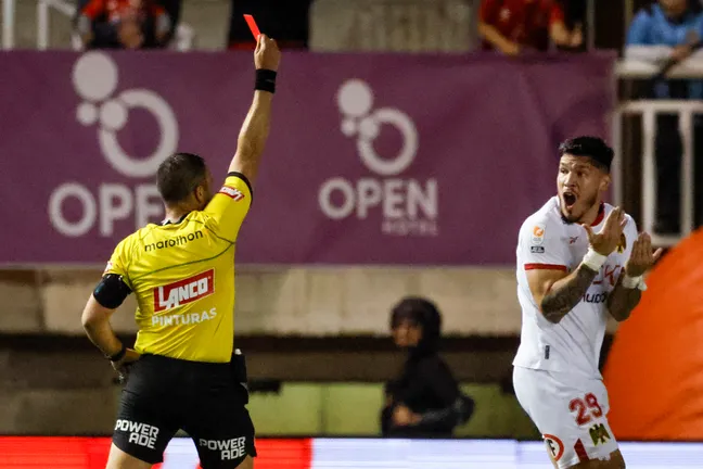 Bianneider Tamayo no podía creer que el juez Diego Flores lo expulsó por eso. (Andrés Piña/Photosport).