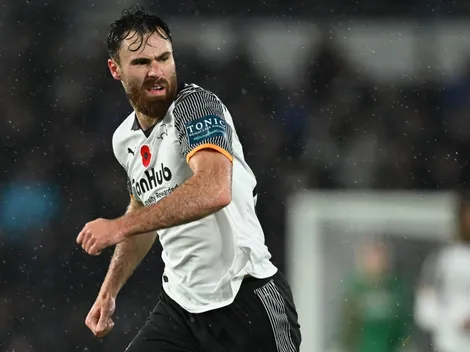 Brereton enloquece tras la Roja: ¡persigue al árbitro, se gana empujón y...!