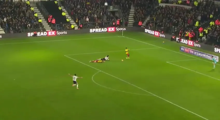 Ben Brereton no podía creer que el árbitro no pitó falta. (Captura).