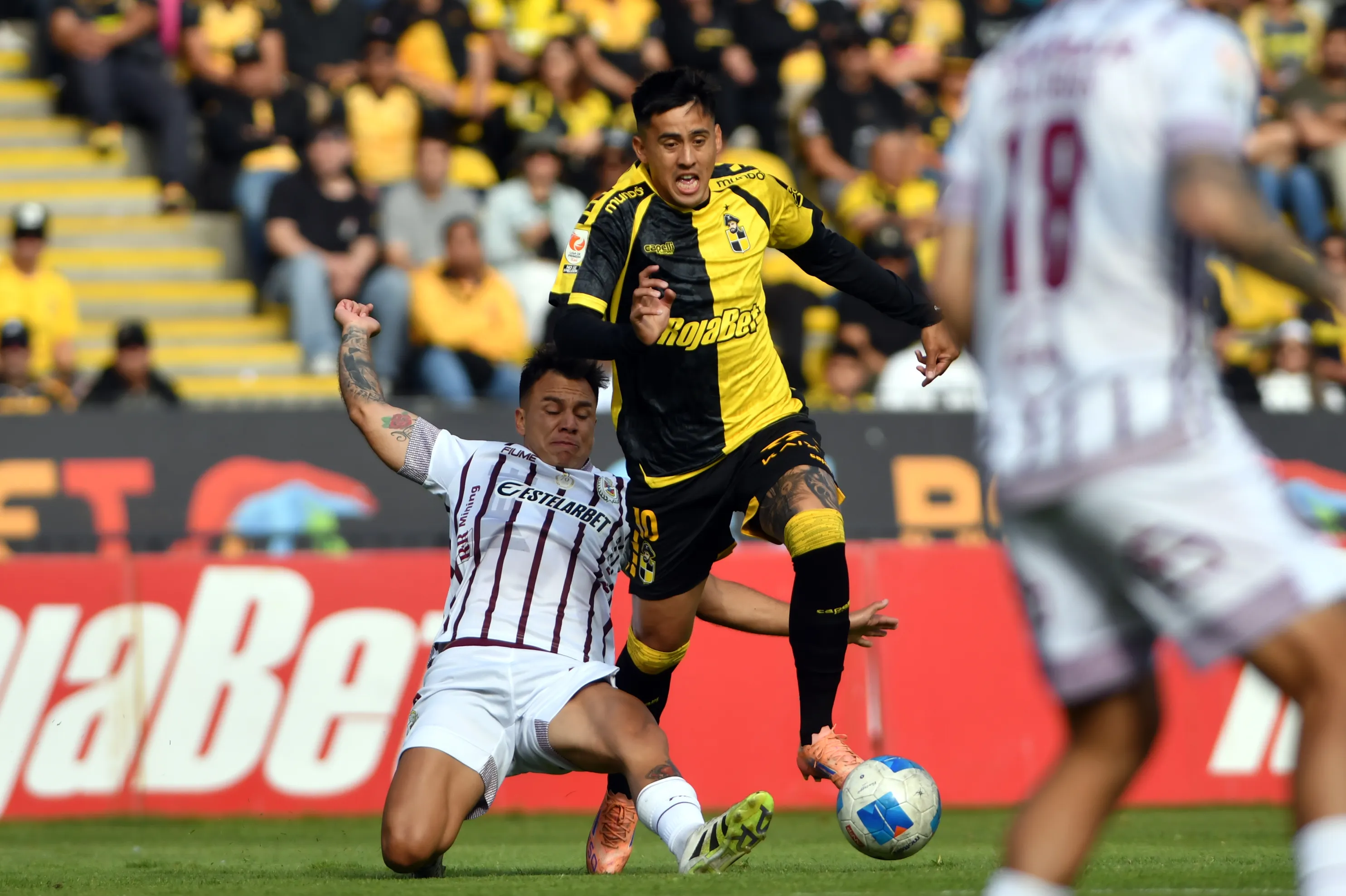 Manuel Rivera intenta quitarle el balón a Matías Palavecino. (Alejandro Pizarro Ubilla/Photosport).