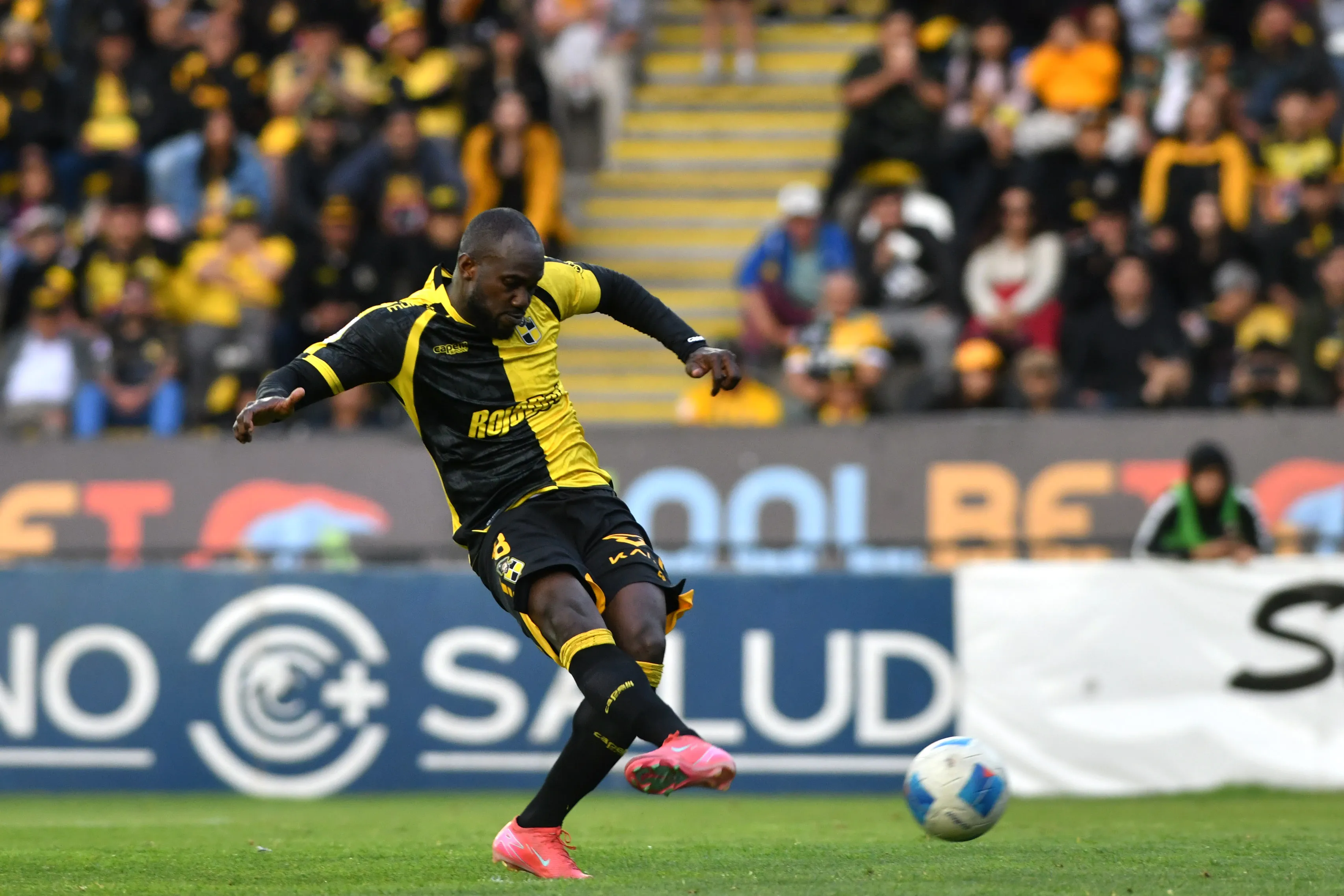 El penal que anotó Cecilio Waterman. (Alejandro Pizarro Ubilla/Photosport).