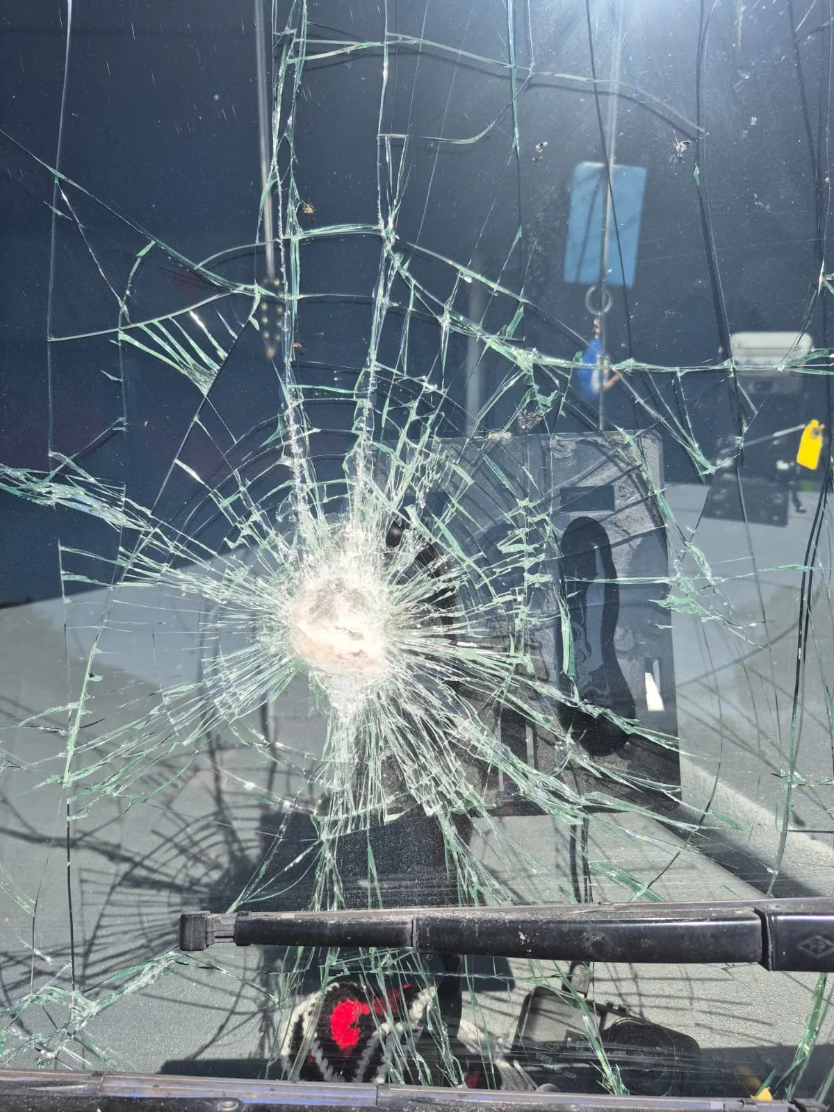 Así quedó el bus de la U. Foto: U. de Chile