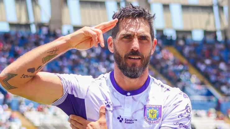 Joaquín Larrivey abrió la cuenta ante Antofagasta.