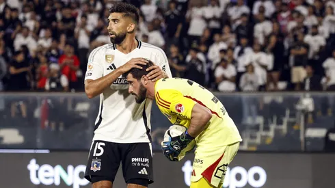 Emiliano Amor felicita al Tuto de Paul durante el partido ante los Cementeros.