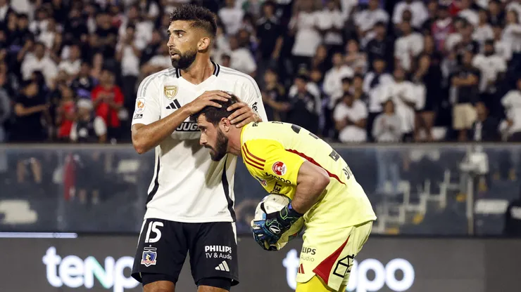 Emiliano Amor felicita al Tuto de Paul durante el partido ante los Cementeros.