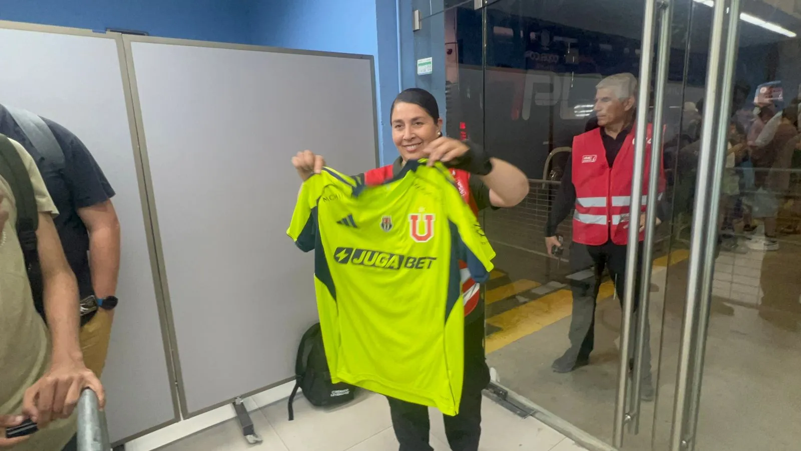 La camiseta que le regaló Sepúlveda a Jaqueline Dinamarca