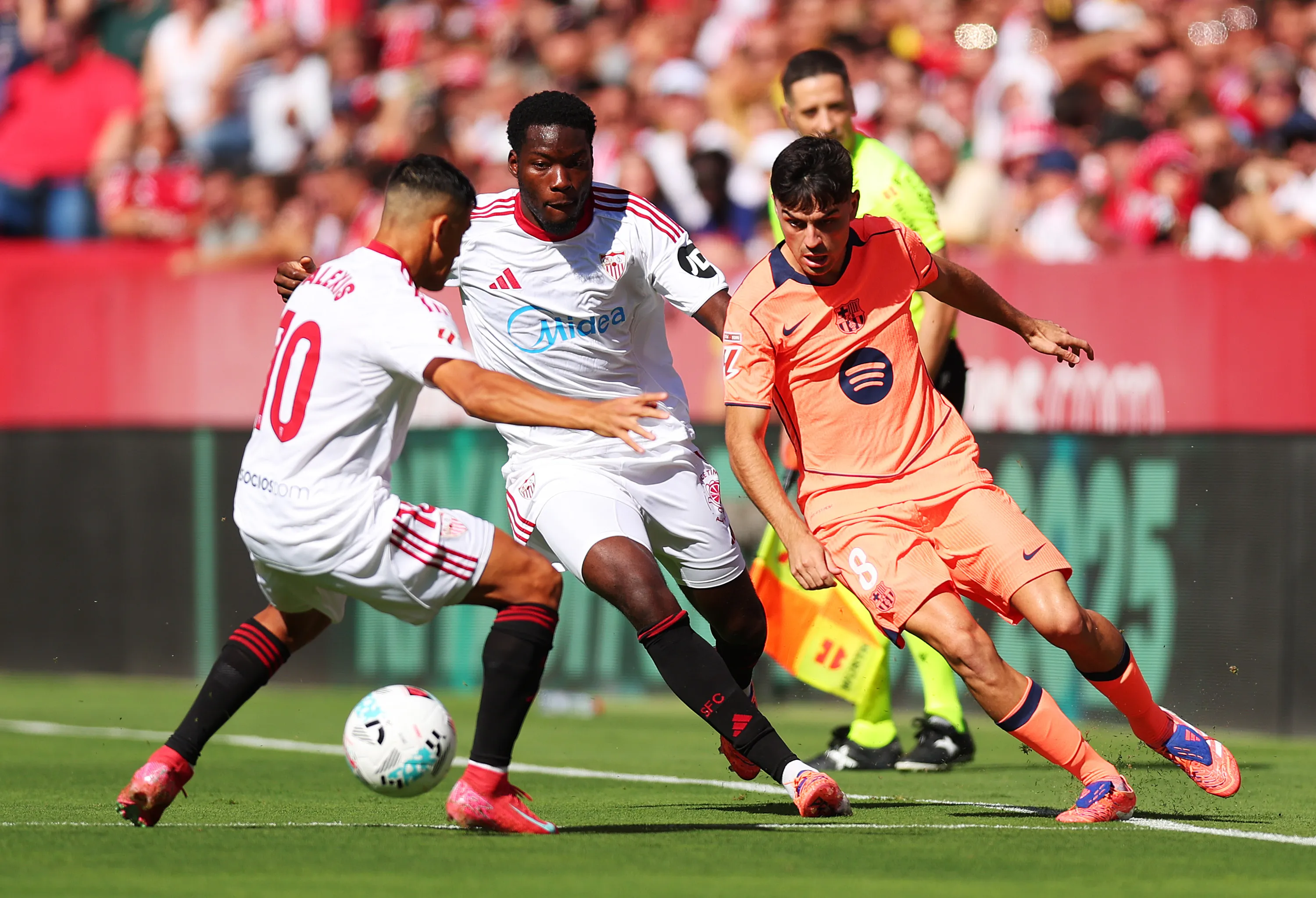 Alexis Sánchez y Lucien Agoumé, dos retornos importantes en el Sevilla. (Fran Santiago/Getty Images).