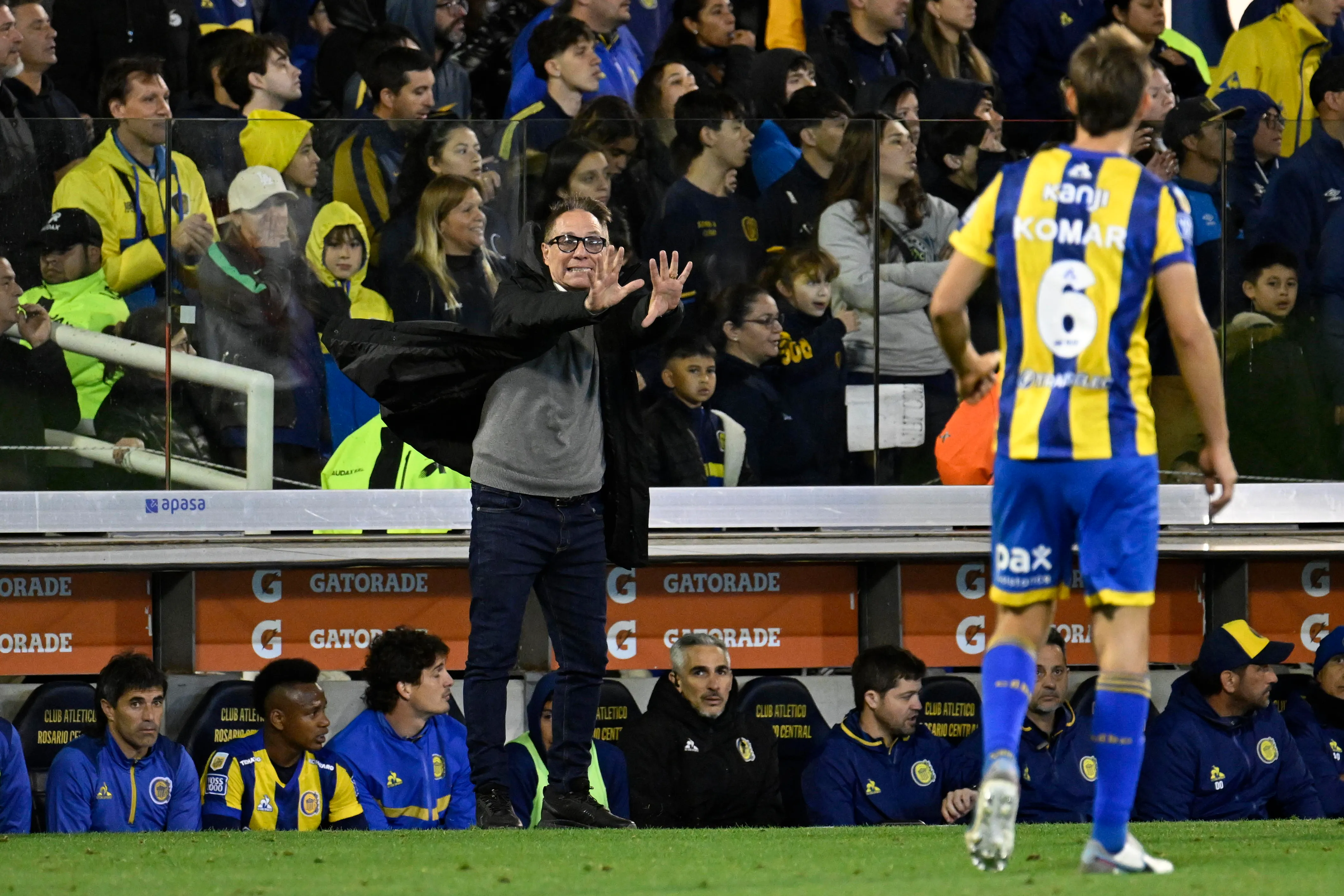 Ariel Holan tuvo una triste tarde junto a Rosario Central. (Luciano Bisbal/Getty Images).