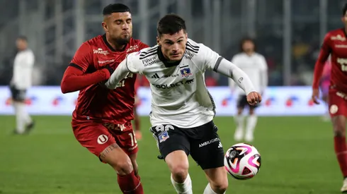 Rodrigo Ureña marca a Lucas Cepeda en un amistoso entre Colo Colo y Universitario de Perú.