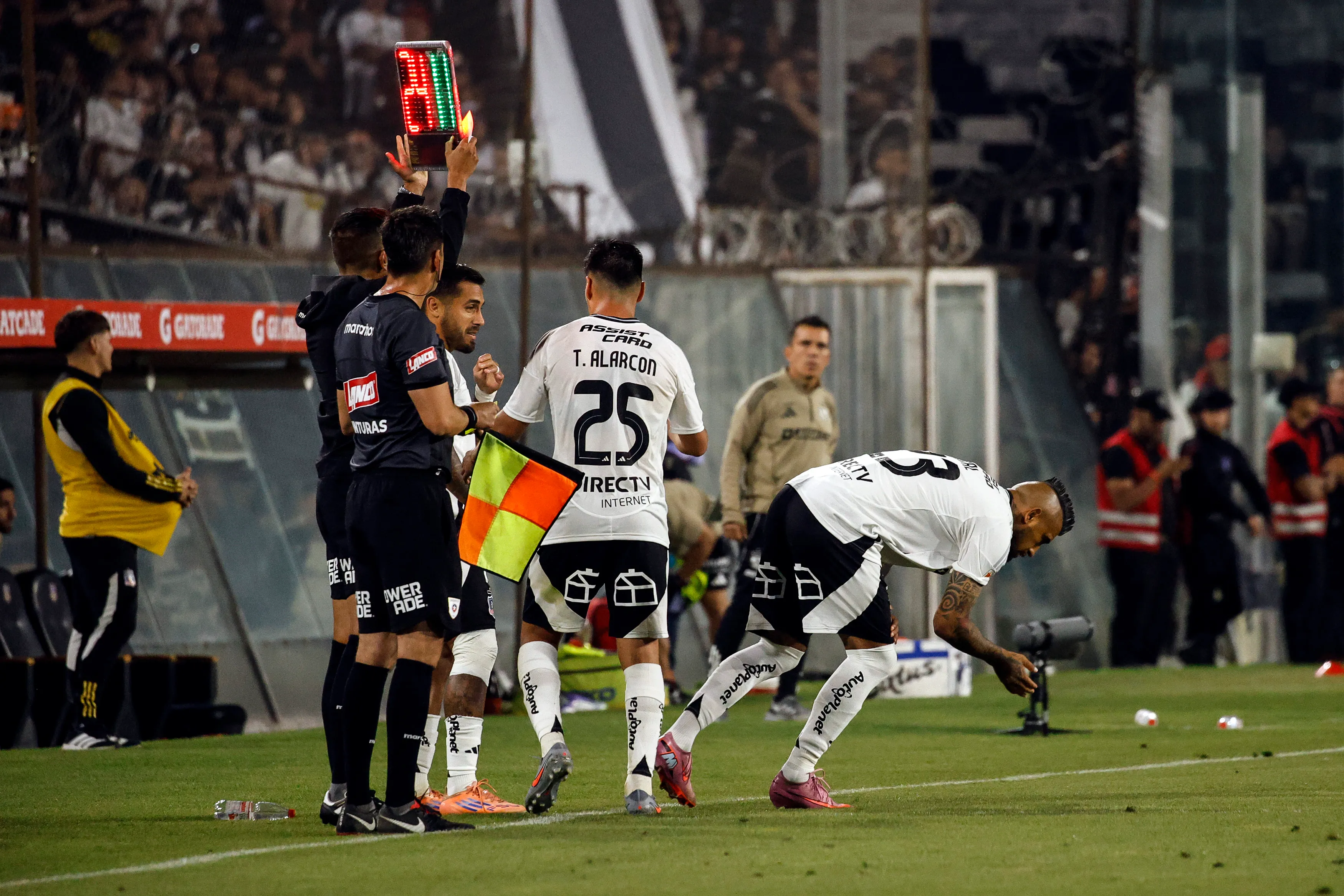 Arturo Vidal ha quedado relegado a la banca y con un rol secundario en Colo Colo. Foto: Photosport.