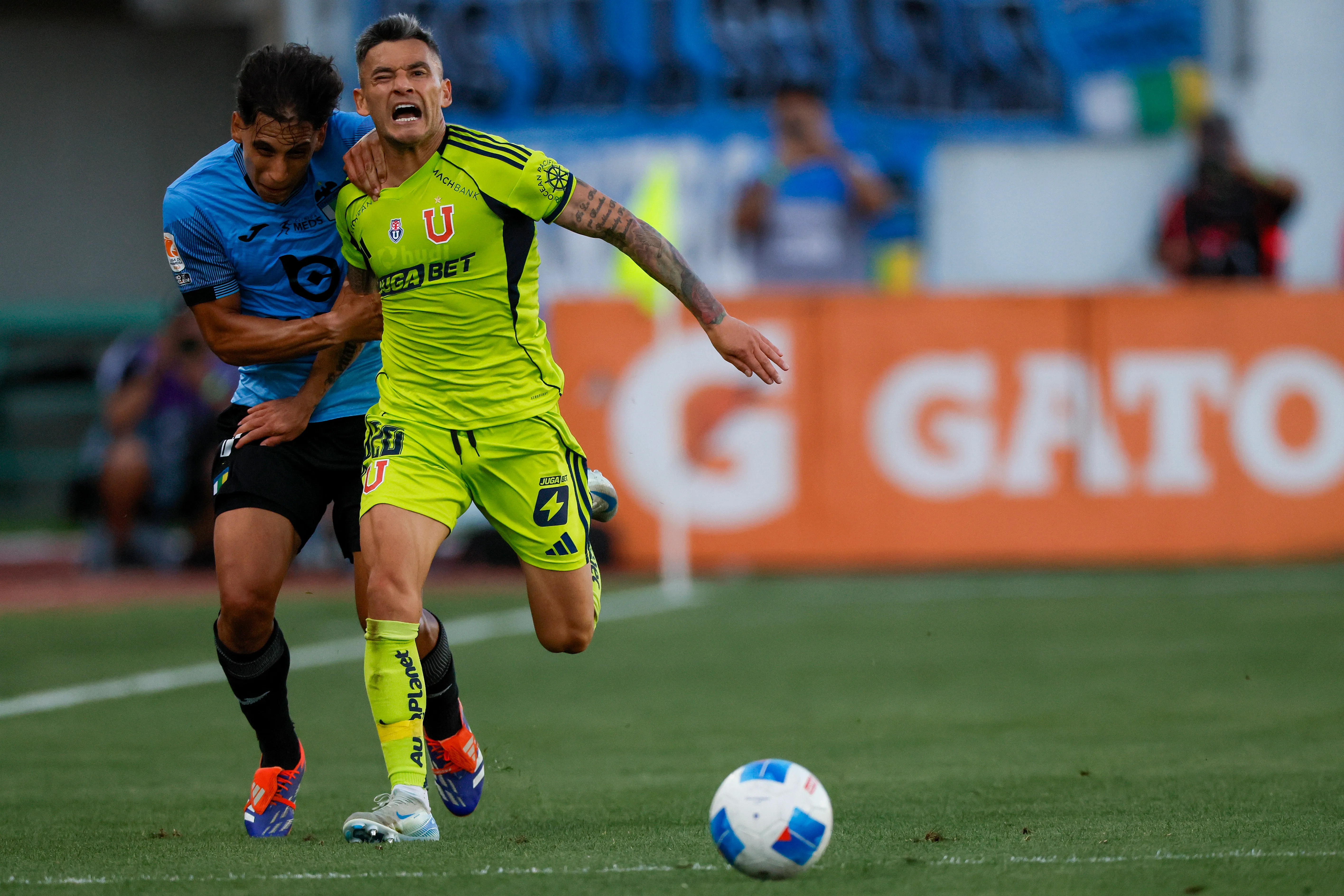 No importa la camiseta: Charles es ídolo | Photosport
