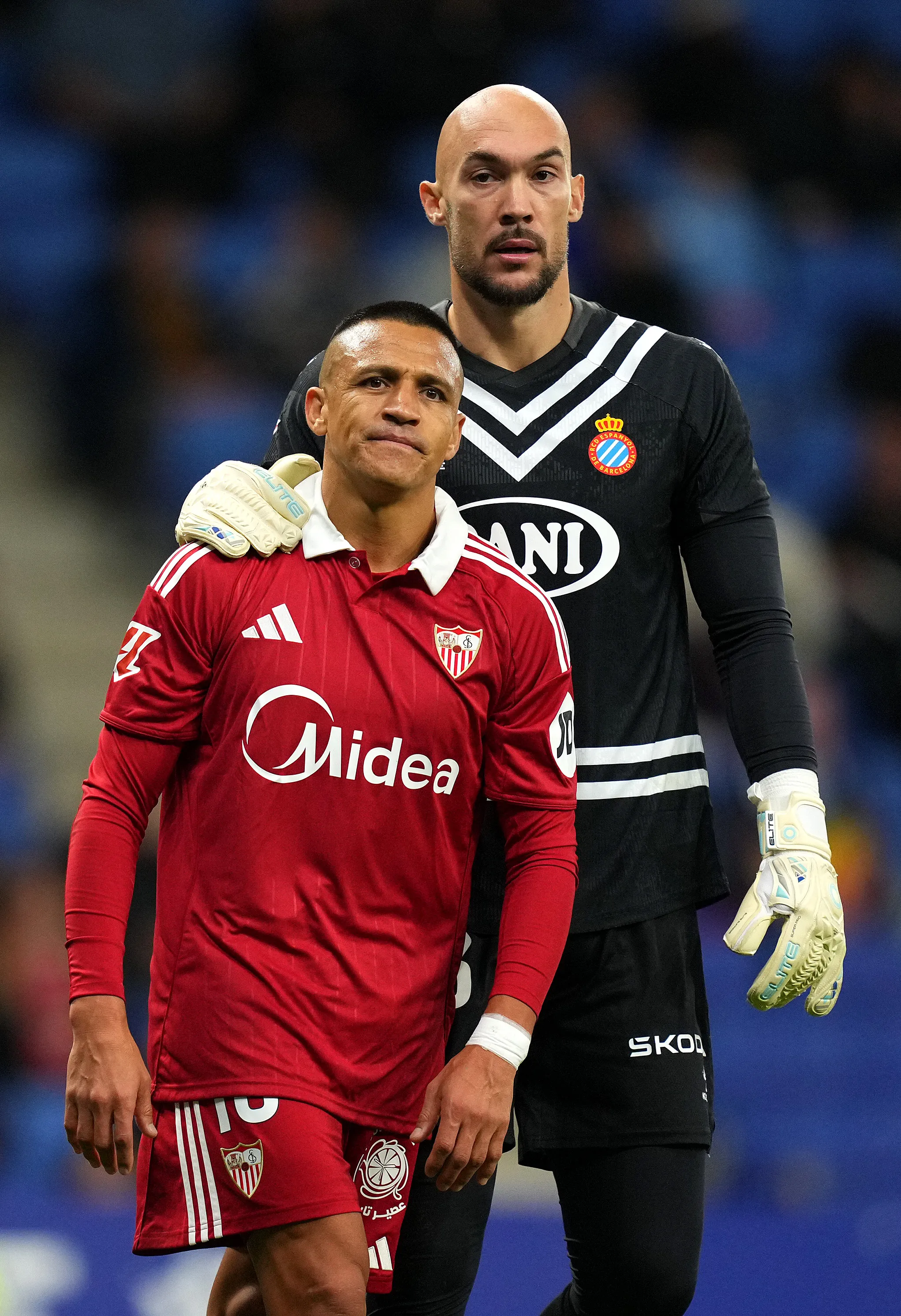 Marko Dmitrovic y Alexis Sánchez en el duelo entre Espanyol y Sevilla. (Alex Caparros/Getty Images).