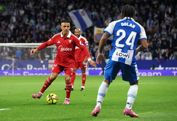 Alexis Sánchez ingresó a los 71 minutos en la derrota del Sevilla ante el Espanyol. | Foto: Getty Images.
