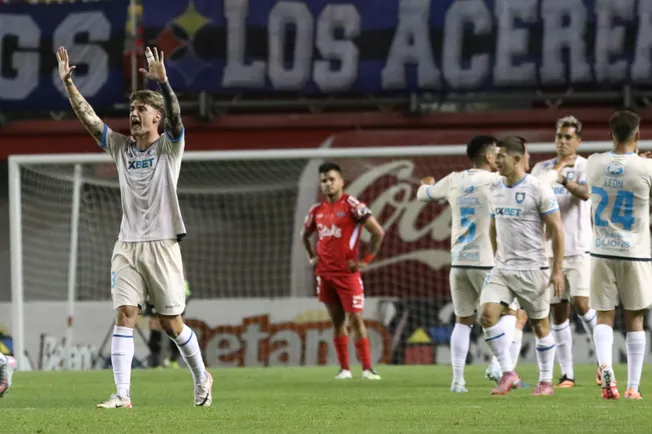 Así festejó Huachipato el gol de Carlo Villanueva a Ñublense. (Mauricio Ulloa/Photosport).