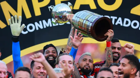 Vidal levantando la Copa Libertadores.