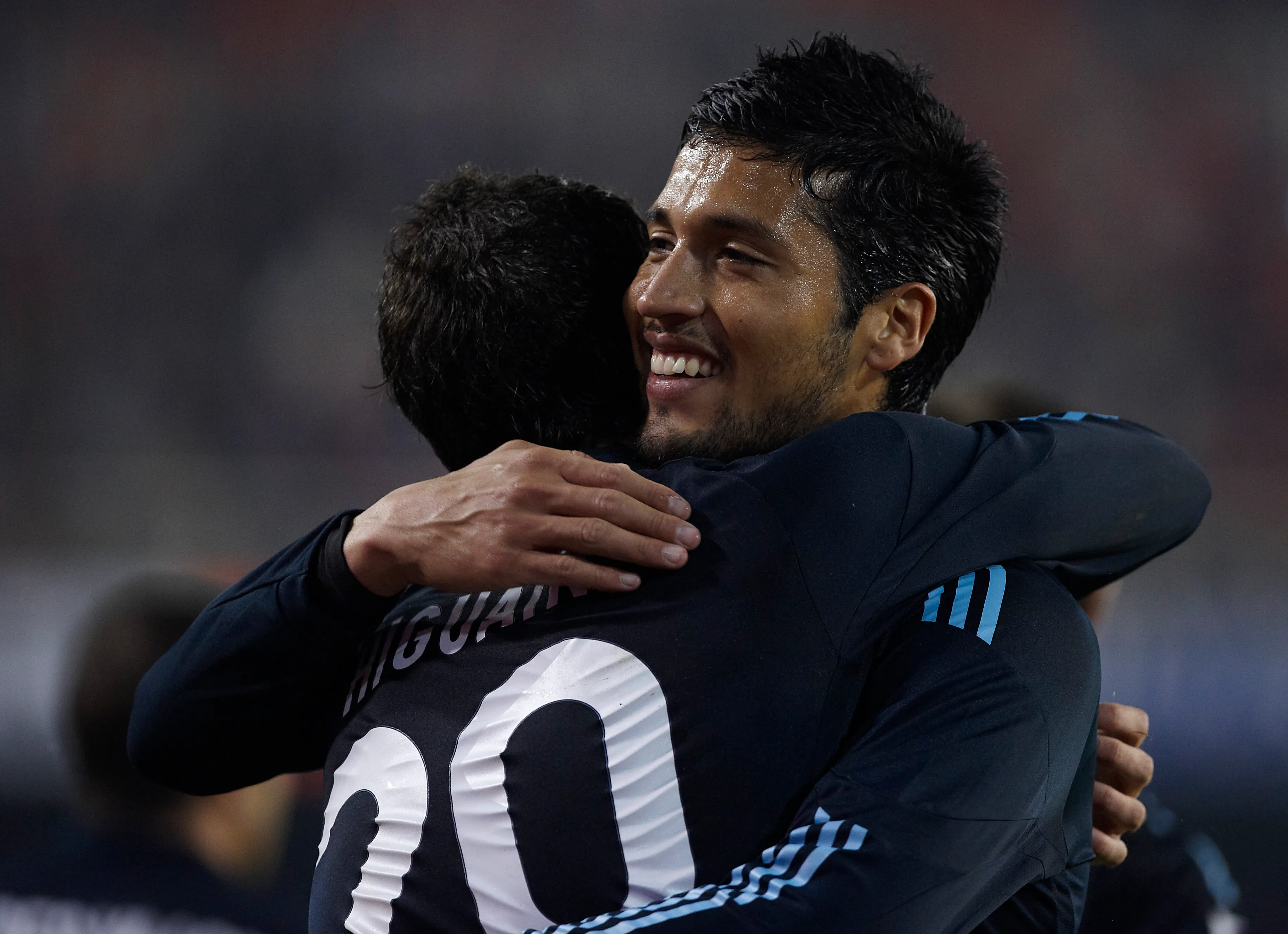 Ezequiel Garay festeja en el Real Madrid junto a su compatriota Gonzalo Higuaín. (Manuel Queimadelos Alonso/Getty Images).