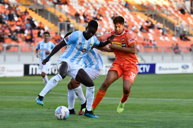 Ricardo Adé en acción por Magallanes frente a Cobreloa. (Pedro Tapia/ Photosport).