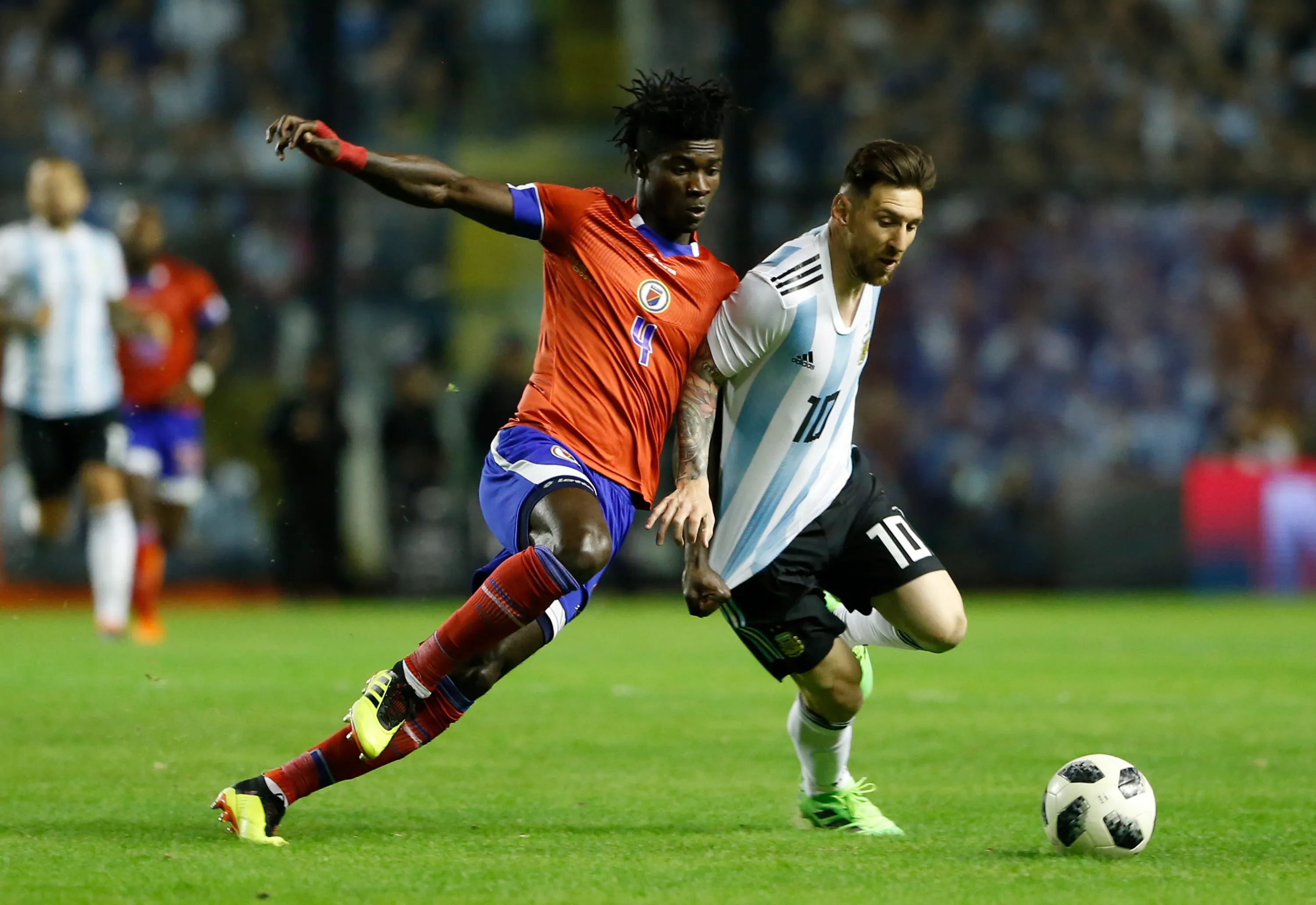 Ricardo Adé marca a Lionel Messi en un amistoso de Haití contra Argentina. (Gabriel Rossi/Getty Images).