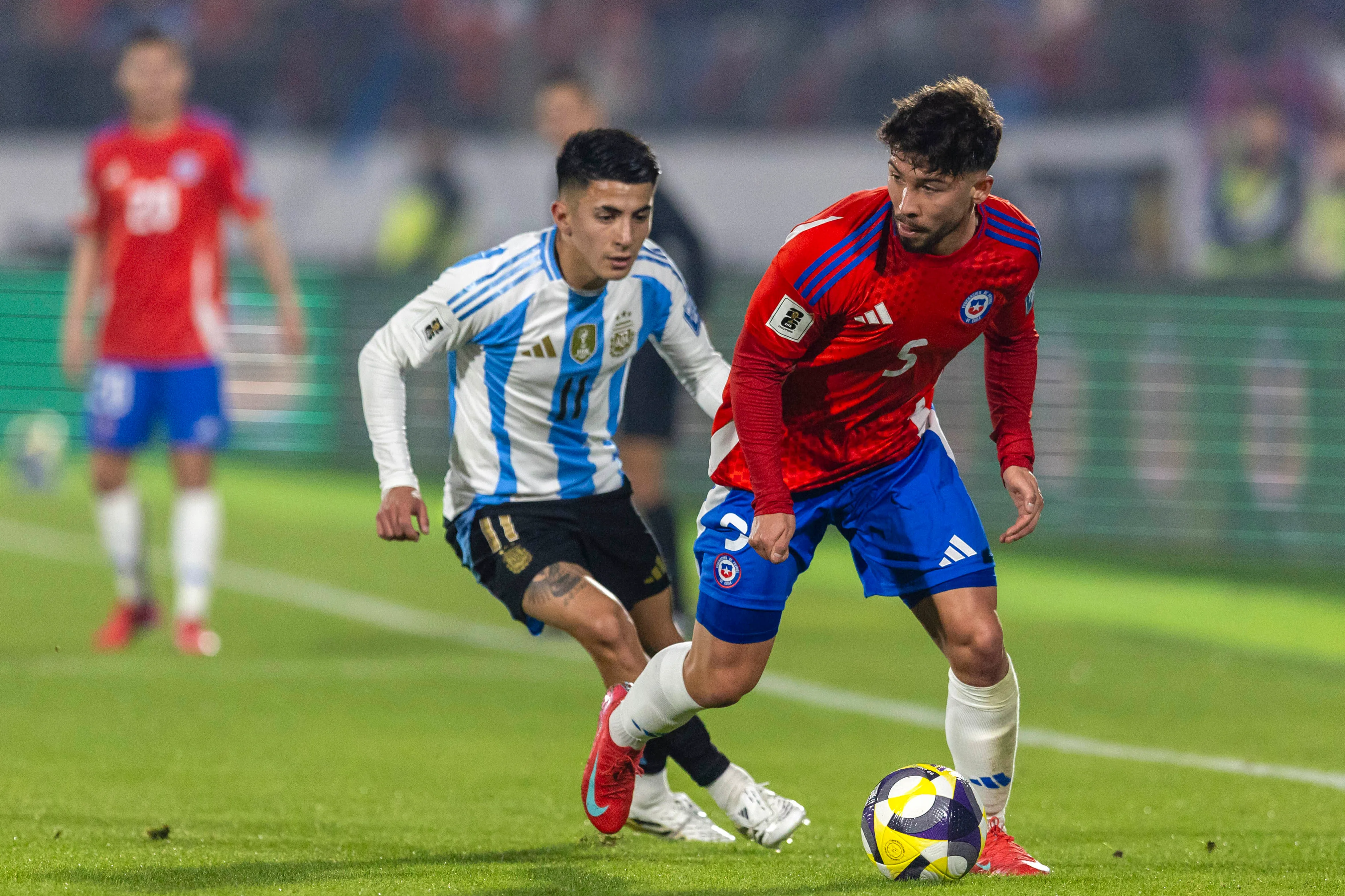 Felipe Loyola ante la marca de Thiago Almada en el triunfo de Argentina a Chile en las Eliminatorias 2026. (Cristian Soto/Photosport).